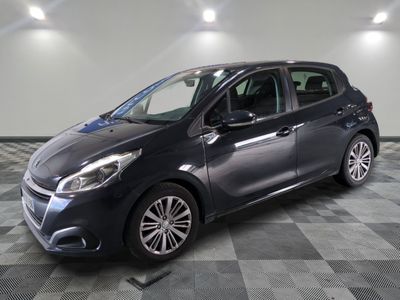 la voiture grise est garée sur un sol en damier dans le garage