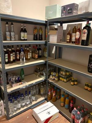de nombreuses bouteilles d'alcool sur les étagères du magasin