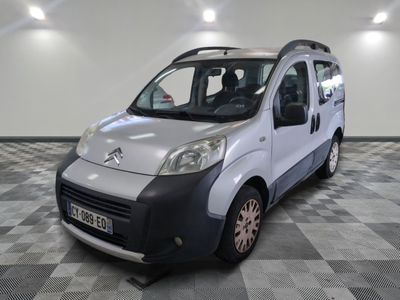 la photo d'une petite camionnette blanche garée dans une pièce