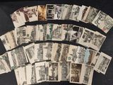beaucoup de vieilles cartes postales posées sur une table noire