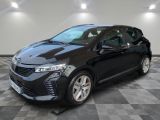 une voiture noire est garée sur le sol en damier d'un garage