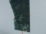sculpture réalisée dans un bloc de marbre vert, posée sur un socle en marbre blanc