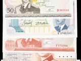 cinq billets de banque différents sur lesquels figure l'image d'un homme en costume-cravate