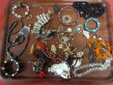 un plateau contenant plusieurs types de bijoux différents