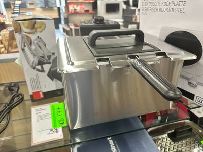 une photo d'une friteuse professionnelle exposée dans un magasin