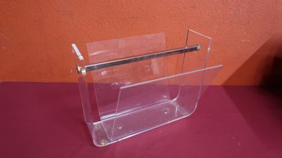 porte-revues en acrylique transparent posé sur un support violet