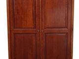 L'armoire est en bois et comporte deux portes.