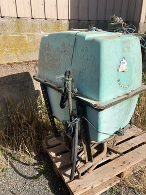 un réservoir bleu posé sur une palette en bois
