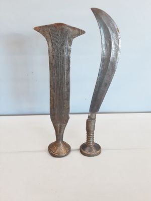 Il s'agit de deux objets métalliques d'aspect très ancien posés sur une table.