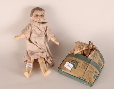 Poupée en bois, tête et chevelure peintes, yeux de verre, co…