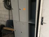 deux casiers et une chaise dans un garage