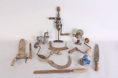 a lot of tools that are sitting on a table