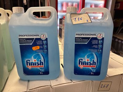 deux bouteilles de Finish Deter posées sur une boîte en carton