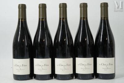six bouteilles de vin sont alignées sur une table