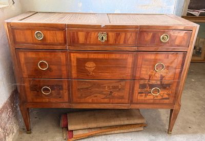 une commode surmontée de nombreux tiroirs