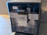 une machine à café posée sur un comptoir