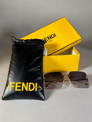 des lunettes de soleil Fendi dans un étui jaune et une paire de lunettes de soleil
