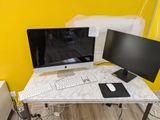 deux écrans d'ordinateur et un clavier sur un bureau