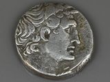 gros plan d'une pièce d'argent avec un visage dessus