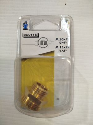 une photo montrant quelques raccords en laiton dans un emballage