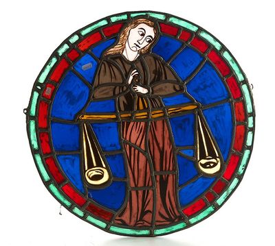 une image représentant un vitrail sur lequel figure une dame tenant une balance