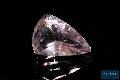 gros plan d'un diamant rose sur une surface noire