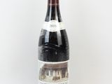 une bouteille de vin posée sur une table