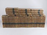 une pile de vieux livres posés les uns sur les autres