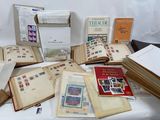 un grand nombre de livres posés sur une table