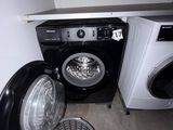 un lave-linge et un sèche-linge dans le coin d'une pièce