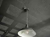 une lampe suspendue au plafond de la pièce