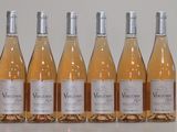 six bouteilles de vin sont alignées dans une rangée