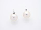paire de boucles d'oreilles en perles et diamants sur fond blanc
