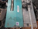 une machine posée sur une table