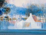 une peinture à l'huile représentant une maison blanche dans un champ, avec des arbres en arrière-plan
