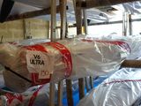 de nombreux sacs de nourriture emballés dans du plastique, posés par terre