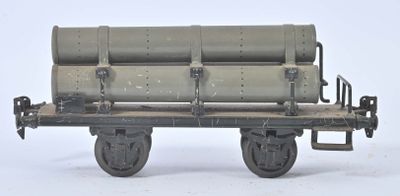 une maquette de wagon de train sur laquelle sont empilés plusieurs fûts