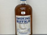 une bouteille de whisky posée sur une table