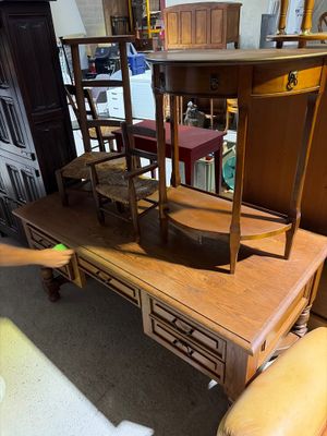 une table surmontée d'un miroir dans une pièce