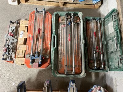 une pile d'outils empilés les uns sur les autres