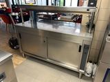 un grand plan de travail en acier inoxydable dans la cuisine d'un restaurant