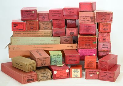 un grand nombre de boîtes empilées les unes sur les autres