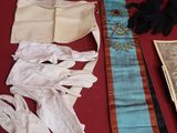 une table sur laquelle se trouvent des gants, des gants et une photo