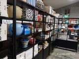 une pièce dont les étagères sont remplies d'objets variés