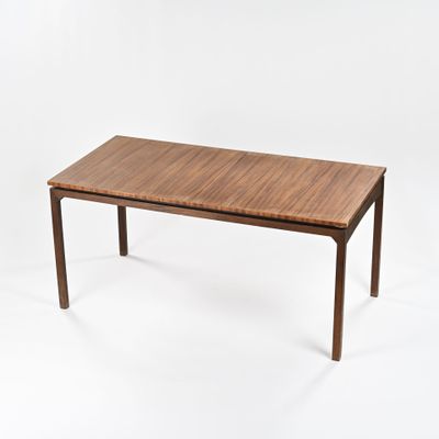 une image d'une table en bois sur fond blanc