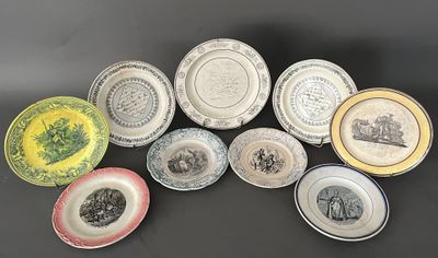 sept assiettes ornées de motifs différents, posées sur une surface noire