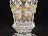 une image représentant un vase en verre sur fond noir