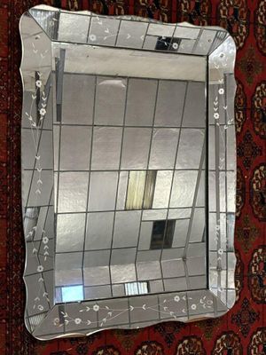 un miroir posé sur un tapis, à même le sol