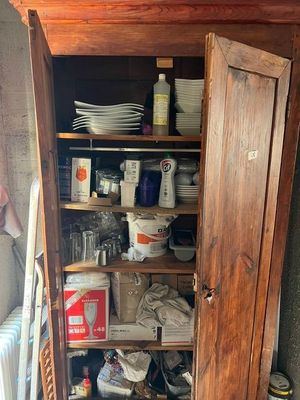 une armoire remplie d'objets, dans une pièce
