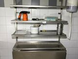 une cuisine équipée d'une cuisinière, d'un évier et d'un lave-vaisselle